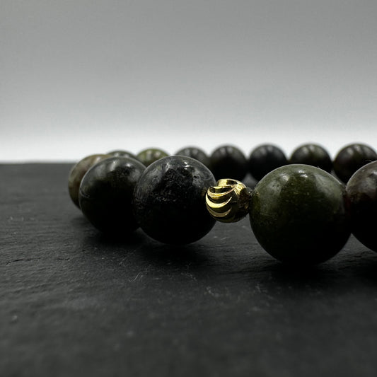 Aproce no dabīgiem Pūķa Asins Jašma (Dragon Blood Jasper) akmeņiem