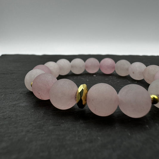 Aproce no dabīgiem un neapstrādātiem Rožu Kvarca (Rose Quartz) akmeņiem