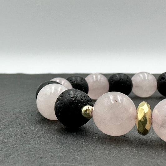 Aproce no dabīgiem Lavas un Rožu kvarca (Lava and Rose Quartz) akmeņiem