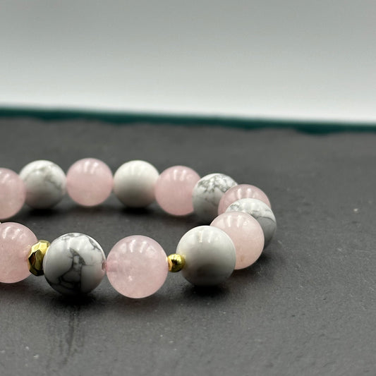 Aproce no dabīgiem Rožu Kvarca un Hovlīta (Rose Quartz and Howlite) akmeņiem