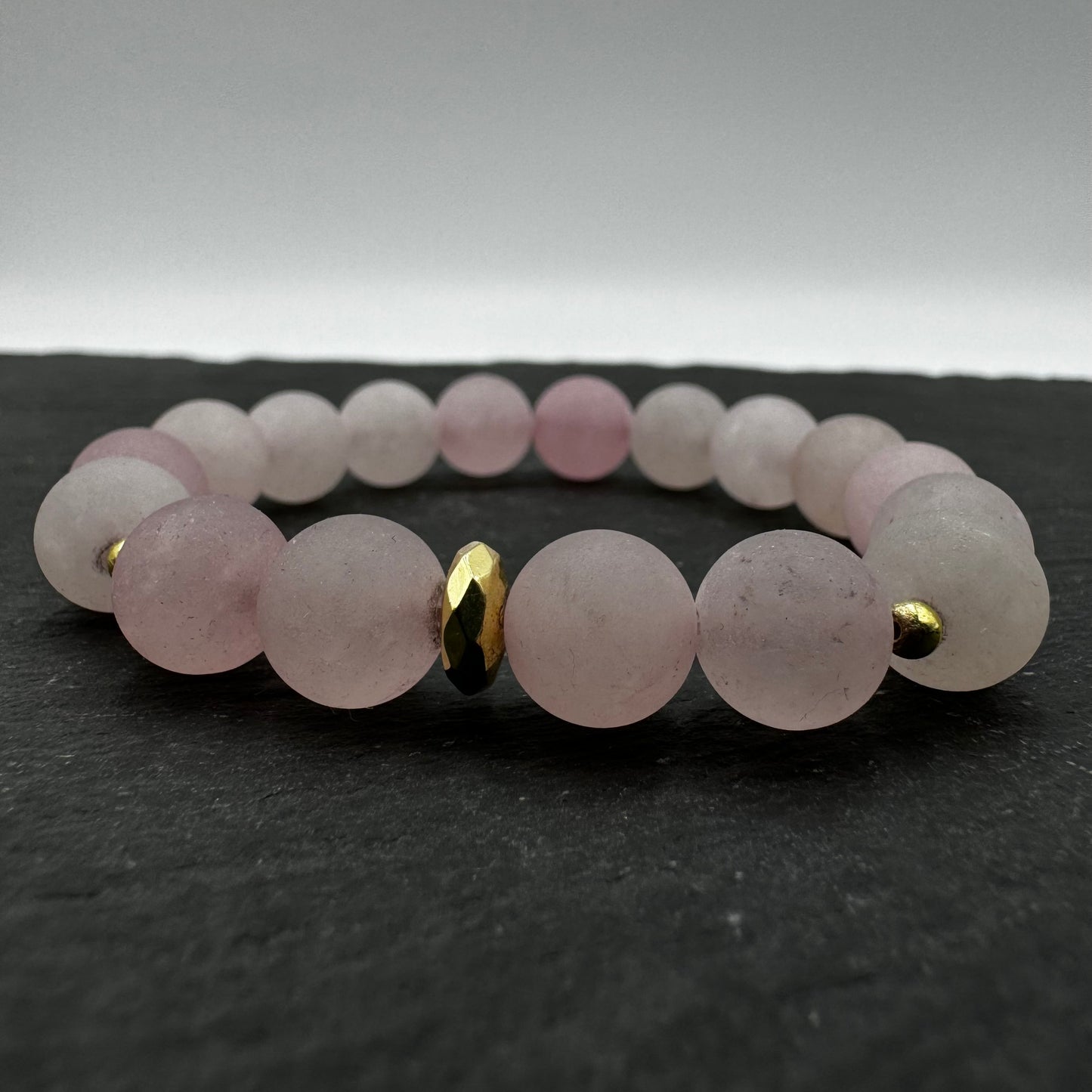 Aproce no dabīgiem un neapstrādātiem Rožu Kvarca (Rose Quartz) akmeņiem