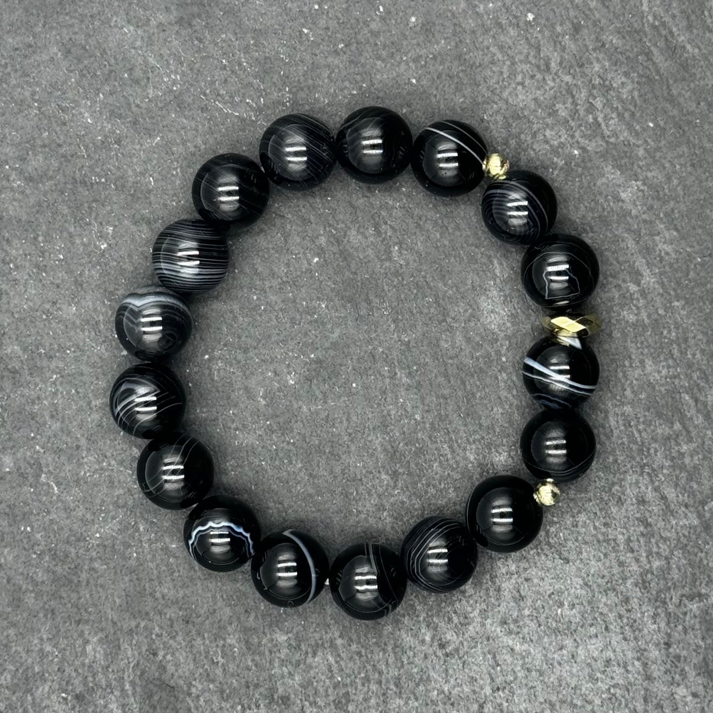 Aproce no dabīgiem Melnā Ahāta (Black Agate) akmeņiem