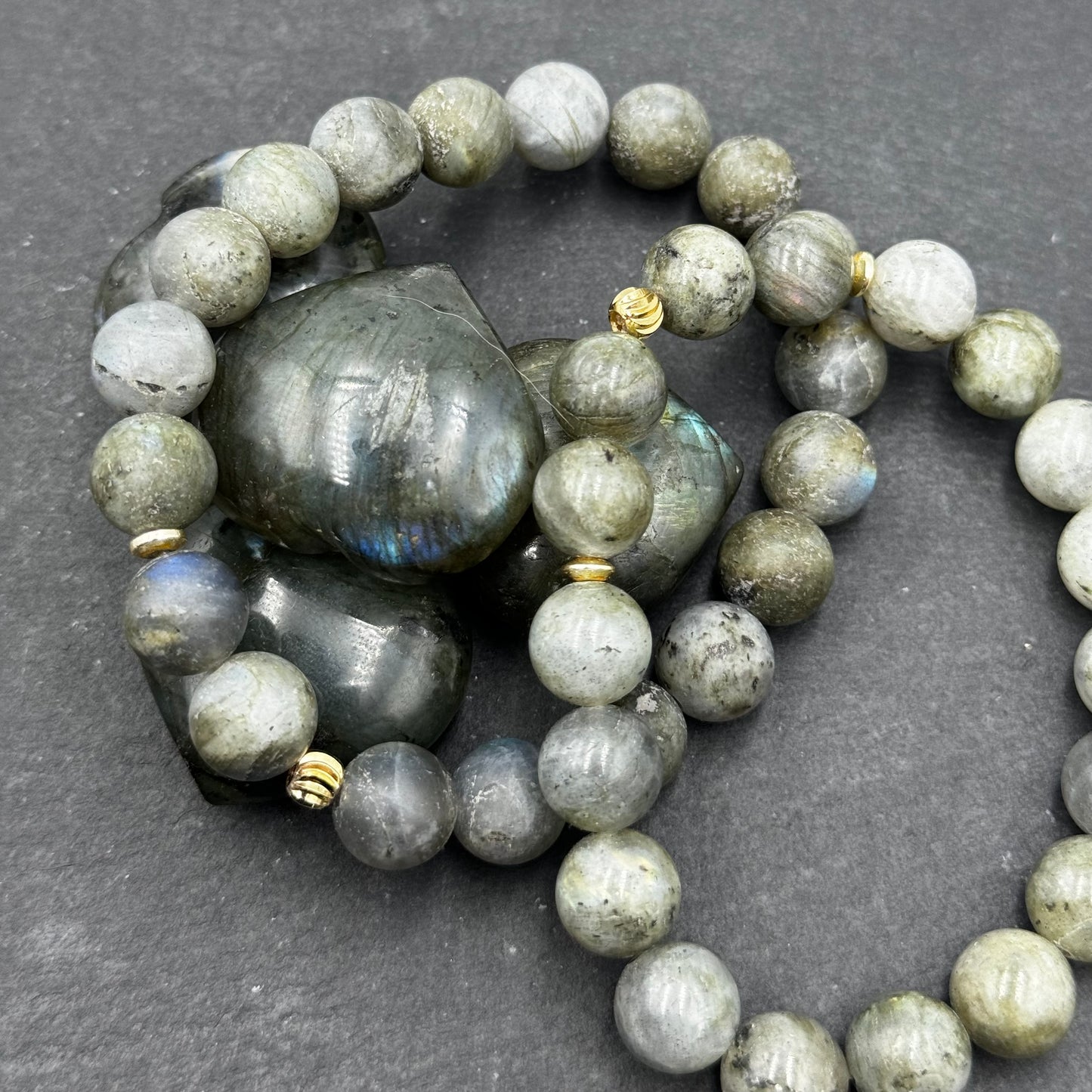 Aproce no dabīgiem Labradorīts (Labradorite) akmeņiem