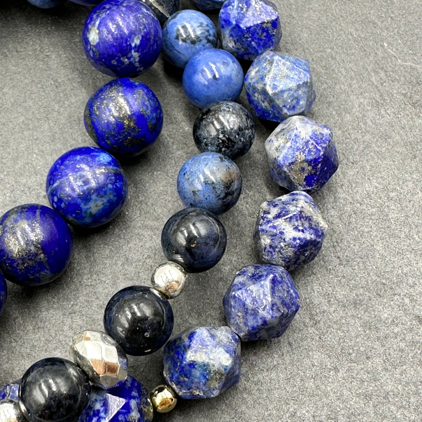 Aproce no dabīgiem Lazurīta (Lapis Lazuli) akmeņiem romba formā