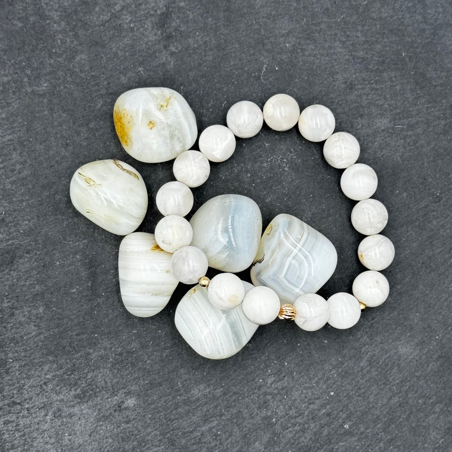 Aproce no dabīgiem Baltā Mežģīņu Ahāta (White Lace Agate) akmeņiem