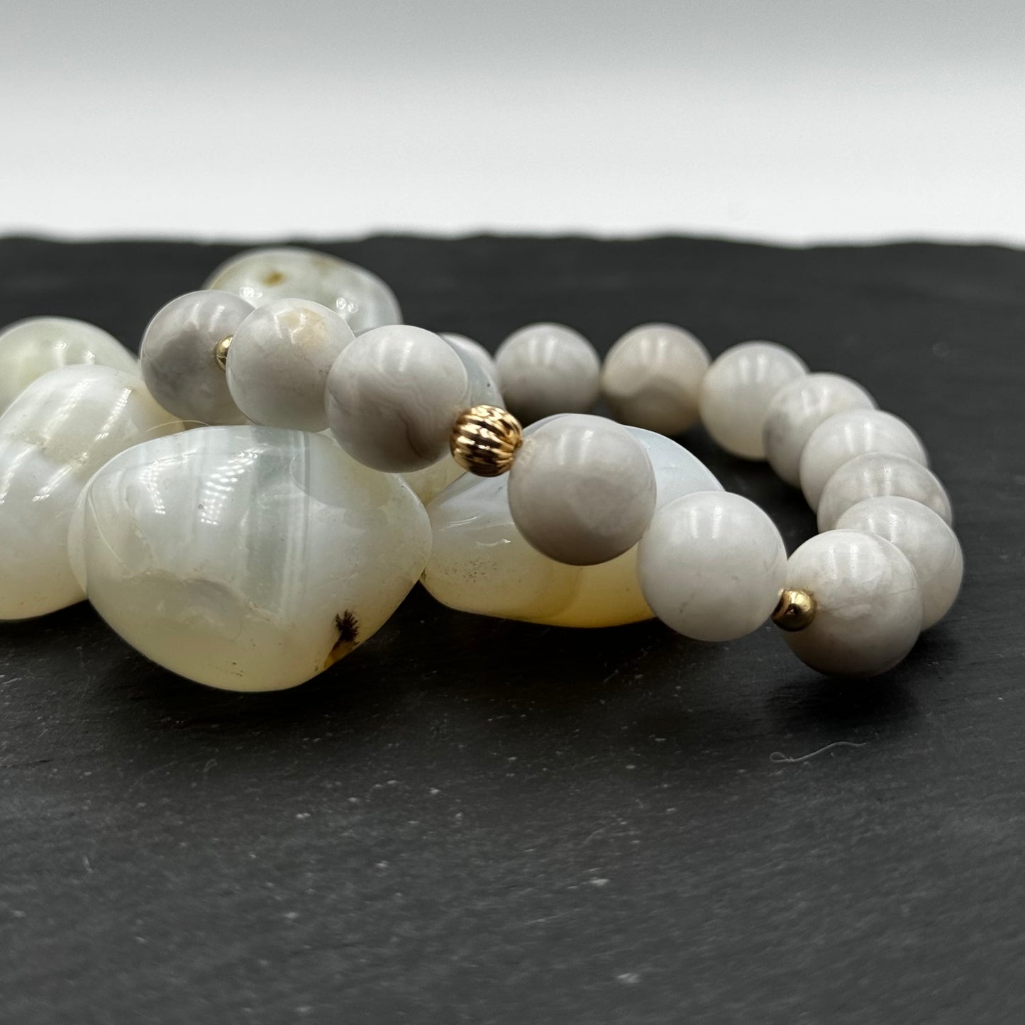 Aproce no dabīgiem Baltā Mežģīņu Ahāta (White Lace Agate) akmeņiem