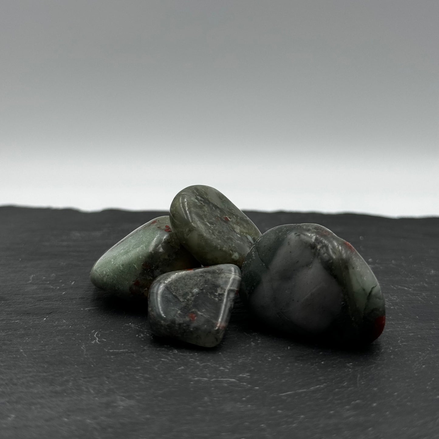 Pūķa Asins Jašma (Dragon's Blood Jasper) akmens