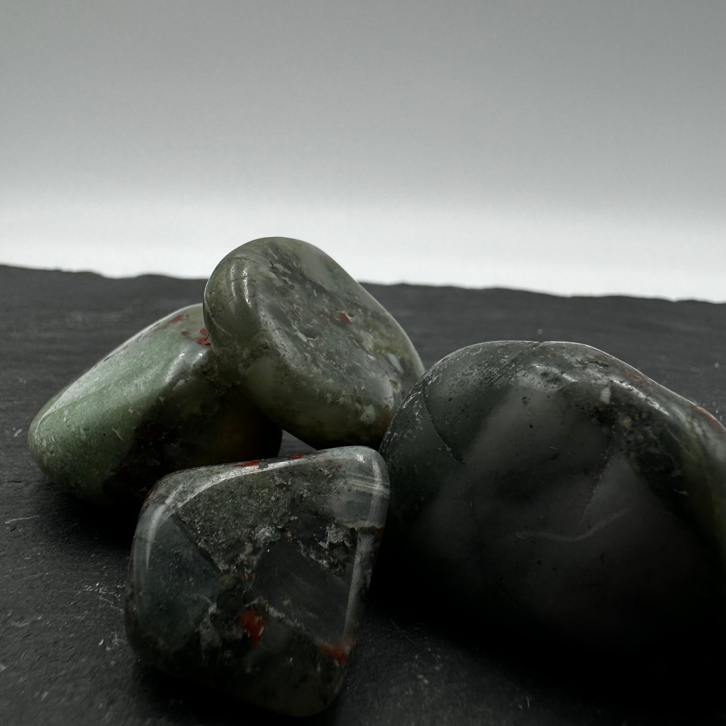 Pūķa Asins Jašma (Dragon's Blood Jasper) akmens