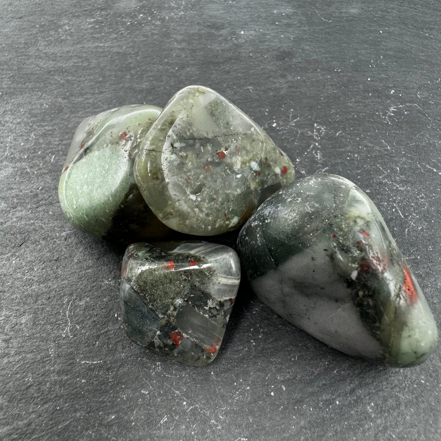 Pūķa Asins Jašma (Dragon's Blood Jasper) akmens