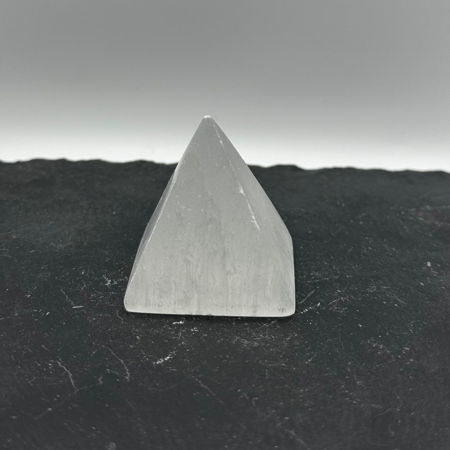 Selenīta (Selenite) akmens piramīdas formā (M izmērs)