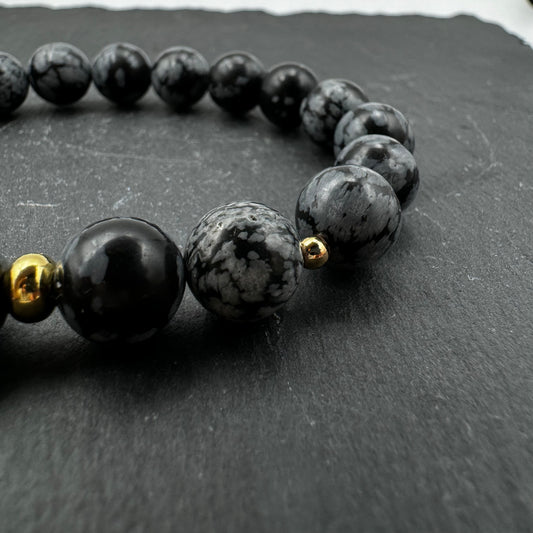 Aproce no dabīgiem Sniegpārslu Obsidiāna (Snowflake Obsidian) akmeņiem