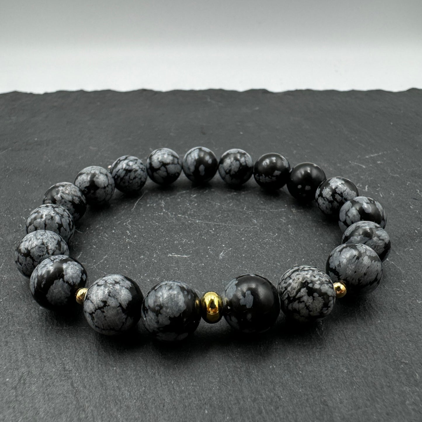 Aproce no dabīgiem Sniegpārslu Obsidiāna (Snowflake Obsidian) akmeņiem